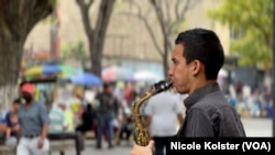 "Si je vois que l'ambiance est un peu terne j'essaie de lui remonter le moral avec un peu de musique"confie le saxophoniste à la Voix de l'Amérique.