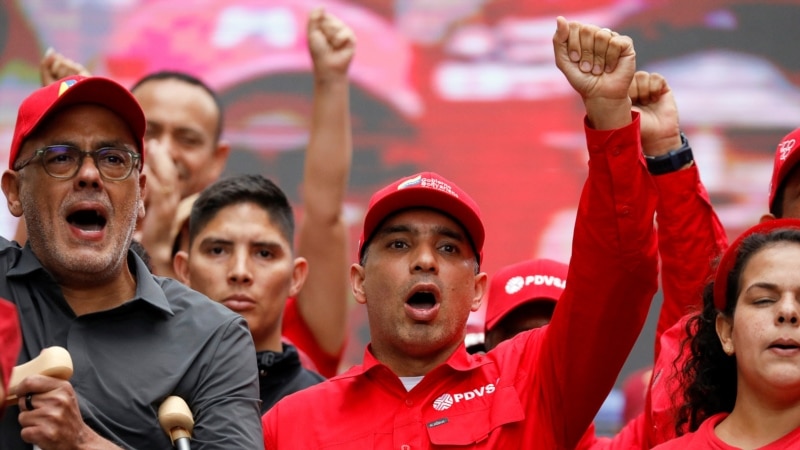 PDVSA exige de payer les factures des stations-service qui vendent du carburant en dollars