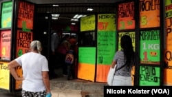 Façade d'un commerce à Caracas avec des prix alimentaires
