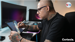 Darwin Enríquez, artiste vénézuélien, est tatoueur professionnel depuis plus de 15 ans.  Il vit actuellement à New York.