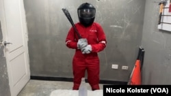 Les utilisateurs doivent porter une combinaison de sécurité, un casque, des gants, des lunettes et des bottes et suivre les règles de précaution