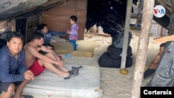 Un groupe de migrants dans un camp de fortune sur l'île colombienne de Cayo Pescador, à quelques kilomètres du Nicaragua.  Courtoisie de photo : Marine colombienne.