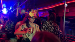 Les passagers assistent à une fête d'anniversaire.  La piste de danse est le couloir étroit qui divise deux rangées de sièges.