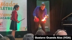 Il "mage lion" met le feu à un conteneur où quelques secondes plus tard un ballon en forme de chien qui avait éclaté avec son pied allait réapparaître, à Maracaibo, au Venezuela.