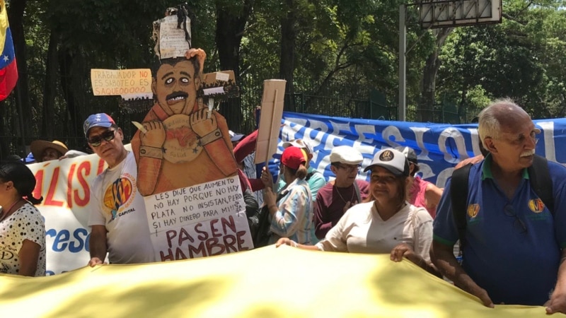 Ouvriers et retraités qualifient les ajustements annoncés par Maduro de "tromperie"