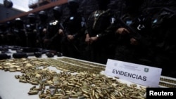 Les balles et les armes saisies dans la prison de Támara sont présentées par des éléments de la police militaire de l'ordre public après que les forces armées honduriennes ont pris le contrôle des prisons à l'échelle nationale dans le cadre de l'opération "Foi et l'espérance"à la périphérie de Tegucigalpa, Honduras 26 juin 2023.