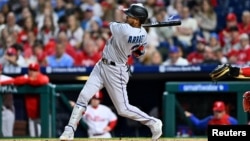 Le Vénézuélien Luis Arráez balance pour un triplé contre les Phillies de Philadelphie le 11 avril 2023.