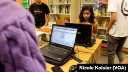Stefhanie Lúquez, 16 ans, programme un robot capable de soulever et de déplacer un conteneur sur un navire.