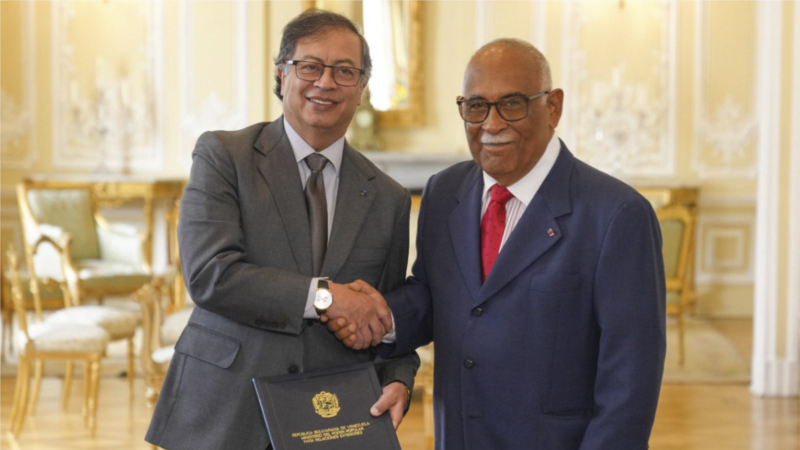 L'ambassadeur du Venezuela en Colombie présente ses lettres de créance au président Petro