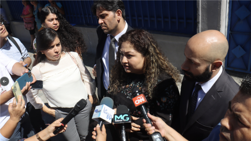 Le tribunal d'El Salvador maintient la liberté d'un journaliste qui a raconté la torture dans les prisons