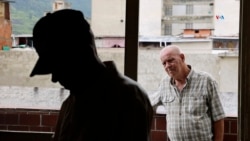 Carlos Correia, 53 ans, se consacre à plein temps aux soins de son père atteint de démence.  Un travail qui 