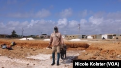 La plupart ont le visage couvert, des casquettes ou des vêtements pour se protéger du soleil.