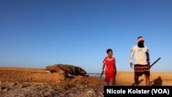 Mapfre Petit, 25 ans, termine la journée avec un garçon d'environ six ans, qui a enlevé la saleté des dalles.