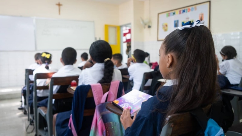 Les parents attendent avec incertitude l'augmentation des frais de scolarité au Venezuela