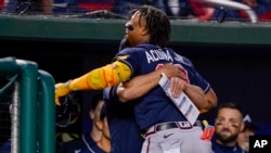 Un coéquipier du Vénézuélien Ronald Acuña Jr. le serre dans ses bras pour célébrer son 40e home run de l'année, ce vendredi 22 septembre 2023, au Nationals Park de Washington.