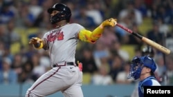 Moment où Ronald Acuña Jr. réussit son 30e circuit de la saison, contre les Dodgers de Los Angeles, le jeudi 31 août 2023.
