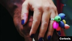 La photo montre une bague réalisée avec des graines de café.