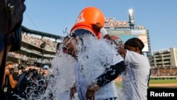 Les coéquipiers de Miguel Cabrera le baignent pendant qu'il parle à la presse après son dernier match, au Comerica Park, à Détroit, ce dimanche 1er octobre 2023.
