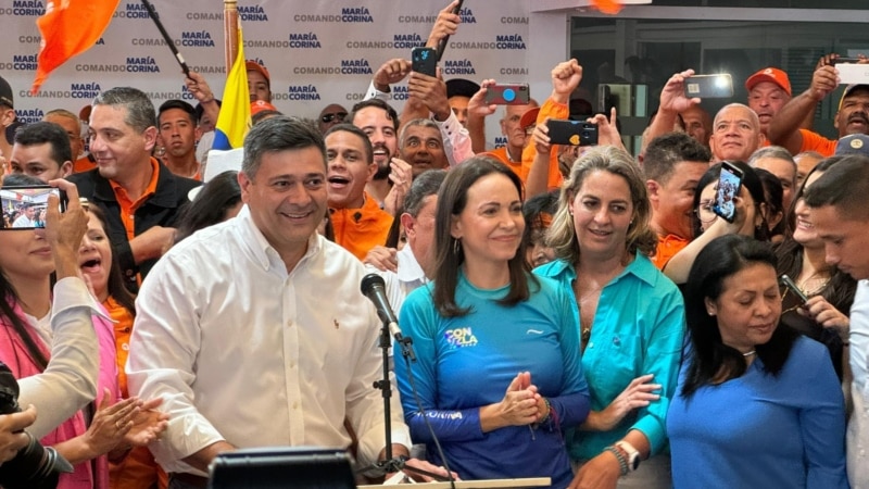 Freddy Superlano décline en faveur de María Corina Machado à la primaire présidentielle de l'opposition