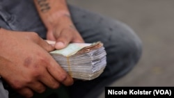 Le dollar est resté la monnaie de facto au Venezuela, au point qu’aujourd’hui « 50 % des transactions commerciales se font en devises étrangères ».