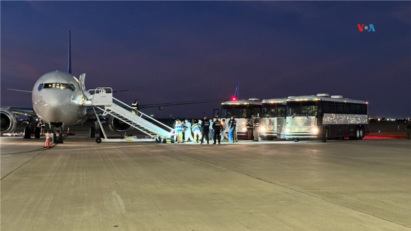 Les premiers migrants expulsés arrivent au Venezuela sur un vol direct en provenance des États-Unis
