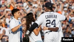 Miguel Cabrera, des Tigers de Détroit, embrasse ses 3 enfants alors qu'ils accompagnaient le manager AJ Hinch pour le retirer du dernier match de l'année et de sa carrière, ce dimanche 1er octobre 2023, au Comerica Park de Détroit.