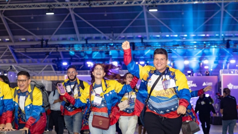 Une équipe vénézuélienne remporte le concours mondial de robotique à Singapour
