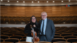 Cecilia Tuesta et le ministre de l'Éducation et de la Culture de la République orientale de l'Uruguay, Pablo da Silveira