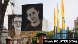 Les manifestants ont brandi des banderoles avec les noms des détenus et le nombre de jours passés derrière les barreaux.