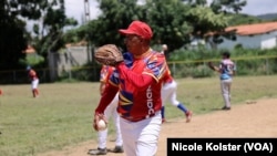 En 2015, Aníbal Martínez, 54 ans, a reçu deux balles dans la tête, le laissant sans vision d'un œil « pour le reste de sa vie ».  Des années plus tôt, il s'était amputé de quatre doigts alors qu'il travaillait le bois.