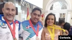 Judazmin Mata avec les participants du Championnat du monde de dominos.
