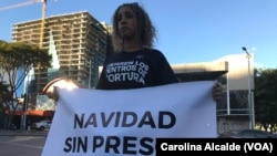 Des proches et des militants exigent la libération des prisonniers politiques au Venezuela.