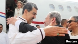 Le président du Venezuela, Nicolás Maduro, salue le Premier ministre de Saint-Vincent, Ralph Gonsalves, à son arrivée dans ce pays des Caraïbes pour rencontrer son homologue de Guyane, le jeudi 14 décembre 2023.