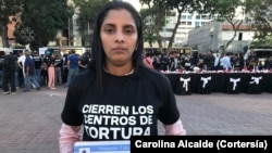 Melania Leal, sœur d'Emirlendris Benítez, considérée comme prisonnière politique vénézuélienne, raconte la souffrance de Benítez et de toute la famille.