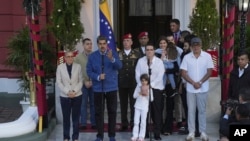 Le président Nicolas Maduro avec Alex Saab, sa famille et le chef de la délégation de négociation du gouvernement, Jorge Rodríguez.