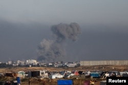 La fumée s'élève à la suite des frappes israéliennes, au milieu du conflit en cours entre Israël et le Hamas, comme on le voit depuis Rafah, dans le sud de la bande de Gaza, le 8 janvier 2024.