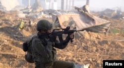 Un soldat israélien opère dans la bande de Gaza au milieu du conflit entre Israël et le groupe islamiste palestinien Hamas, sur cette capture d'écran obtenue à partir d'une vidéo publiée le 8 janvier 2024.