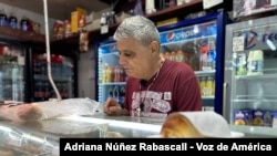 Francisco Tavares prépare au moins 80 cachitos par jour dans sa boulangerie de Caracas