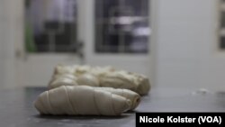 Le petit morceau peut également être rempli de dinde et de fromage, et dans certaines boulangeries gastronomiques, on ajoute de la mortadelle italienne ou de la ricotta aux épinards.