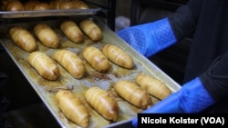 On pense que le cachito est né comme un croissant fourré au jambon ou comme une version simple du pain au jambon.