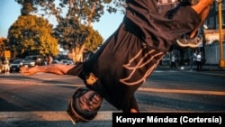 Kenyer Méndez vit dans l'État vénézuélien d'Aragua.  Cependant, le jeune homme se rend à Caracas afin de montrer ses pas de rupture.