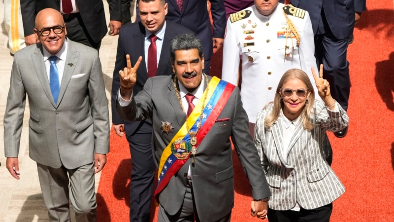 Maduro augmente le revenu minimum à 100 dollars.  Anniversaire de la mort d'Oscar Pérez.  Et de plus