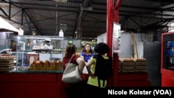 Sánchez travaille dans un marché sous la tutelle de la révolution.  Essayez de ne pas vous impliquer dans la politique.