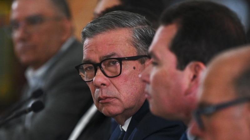 L'opposition propose la date des élections.  Ils accusent San Miguel d’être un « espion ».  Et de plus