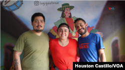 Kevin Hernández (à gauche) et son épouse, Nydia Monterrey (au milieu), sont propriétaires de La Gigantona.