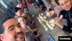 Le Vénézuélien Oliver Krstonosicby a proposé cinq ateliers destinés aux réfugiés ukrainiens, tous ont été un succès. [Foto: Cortesía]