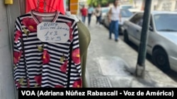 Lors d'une vente de vêtements en coton, des offres de 2 articles à 5 $ sont affichées à Caracas, au Venezuela, ce jeudi 7 mars 2024.