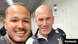 Pour le Vénézuélien Carlos Sposito (à gauche), travailler avec une équipe d'élite comme la Juventus « est un rêve » qu'il n'a pas encore pu assimiler.  En photo avec l'ancienne star du football français Zinedine Zidane. [Foto cortesía].