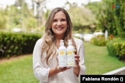 Ariana Sáez montre les deux shampoings Hippi.