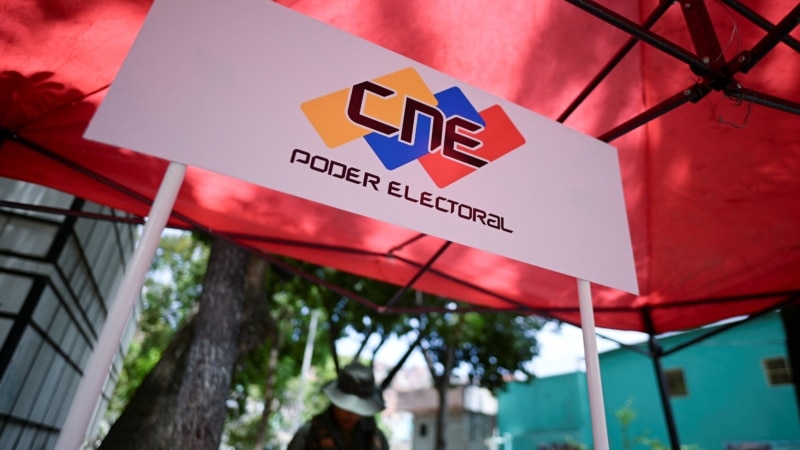 Le CNE admet la candidature MUD.  Petro critique la disqualification de Machado.  Et de plus